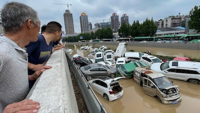 Coches arrastrados por las fuertes lluvias caídas en Zhengzhou, este jueves. 