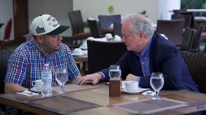 Kilmar Abrego Garcia (izquierda) con el senador demócrata Chris Van Hollen en San Salvador, el pasado 17 de abril. 