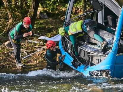 Trabajos para izar el autobús accidentado en el río Lérez el pasado diciembre.