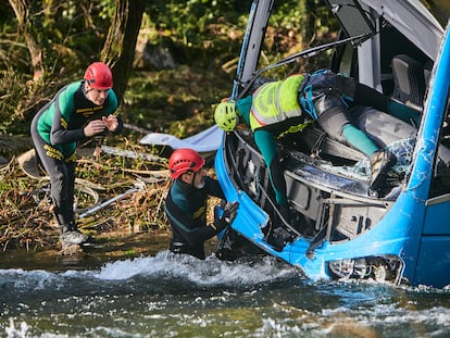 Trabajos para izar el autobús accidentado en el río Lérez el pasado diciembre.