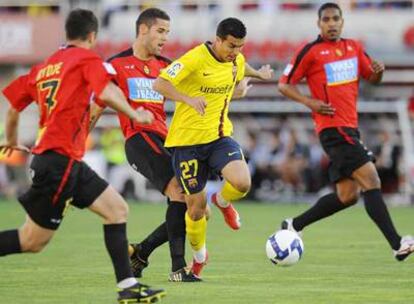 Pedro, entre tres jugadores del Mallorca.