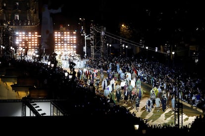 Vista del desfile de Louis Vuitton en el Pont Neuf, en el corazón de París.