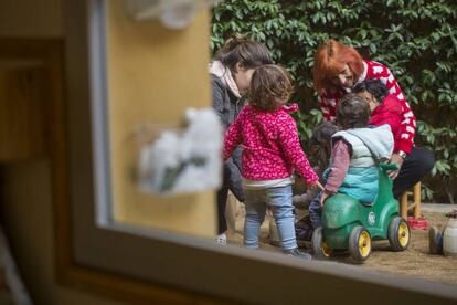 Niños jugando en la guardería.