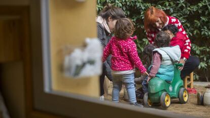 Niños jugando en la guardería.