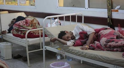 Personas tratadas por sospecha de infección de cólera en un hospital de Saná (Yemen).