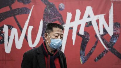 Un hombre se protege con una mascarilla en la ciudad de Wuhan.