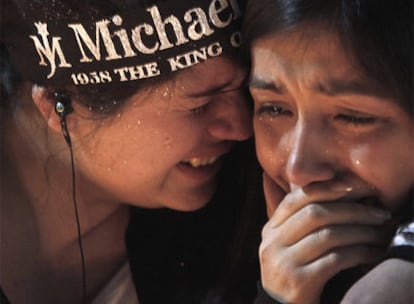 Dos mujeres lloran durante una de las vigilias dedicadas a Michael Jackson.