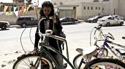 Fotograma de la película saudí 'La bicicleta verde'.