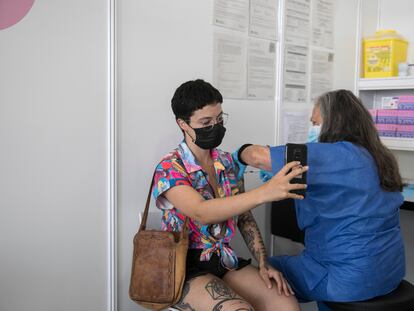 Una ciudadana acude al centro de vacunación de Fira de Barcelona para recibir la primera dosis sin cita previa.