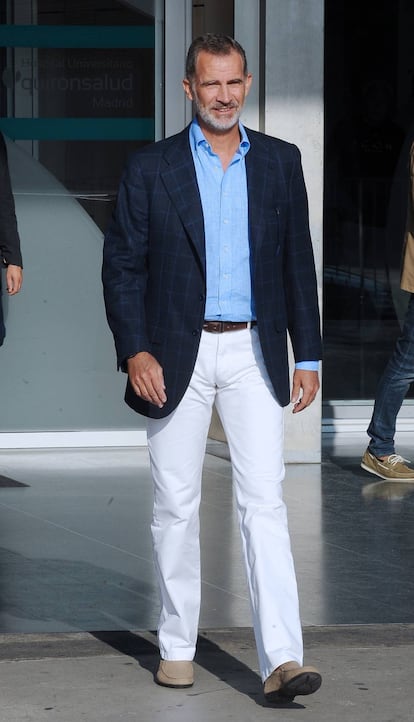 Este mes de agosto el rey Felipe VI ha vestido varios modelos de pantalón blanco o de colores muy claros, como este diseño de algodón.