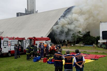 Homens da Defesa Civil e do Samu trabalham no incêndio do Memorial da América Latina.