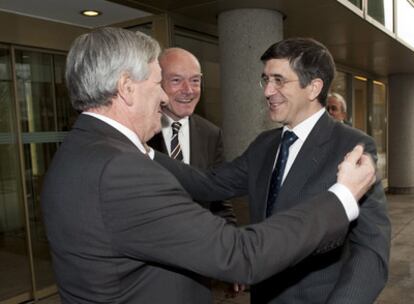 El vicepresidente de Aquitania, François Mattia, saluda al <i>lehendakari</i> en Burdeos en presencia de   Alain Rousset.