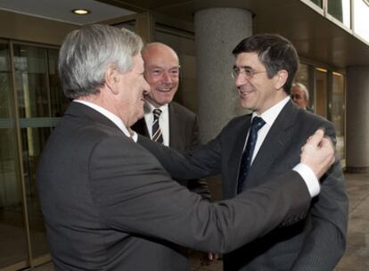 El vicepresidente de Aquitania, François Mattia, saluda al <i>lehendakari</i> en Burdeos en presencia de Alain Rousset.