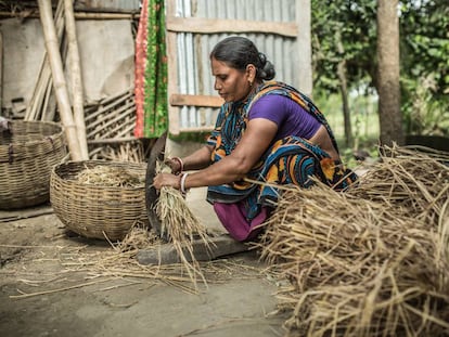 Moina Sardar es una de las 38 mujeres productoras de una comunidad rural de Bangladés que realizan canastos con hojas de palmera para la organización BaSe. Esto le permite tener sus propios ingresos.