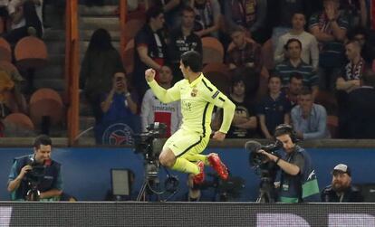 Luis Su&aacute;rez celebra uno de sus goles al PSG.