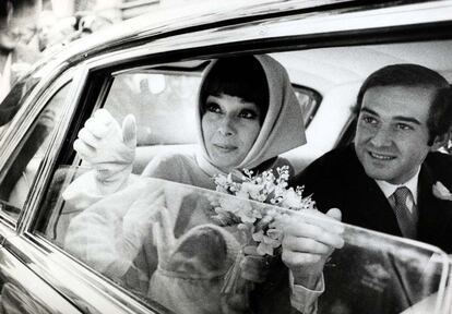 En 1969 la actriz contrajo segundas nupcias con el médico. Se casaron en Suiza tras enamorarse en un crucero. La actriz vistió de corto y, cómo no, de Givenchy.