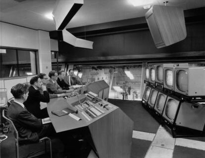 Aspecto de la sala de control de 'Studio Three' de la BBC en 1960.