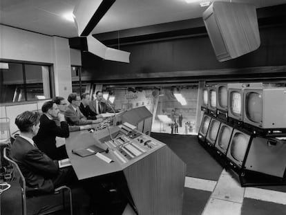 Aspecto de la sala de control de &#039;Studio Three&#039; de la BBC en 1960.