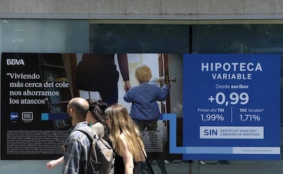 Una oficina del BBVA con publicidad sobre hipotecas, en Granada.