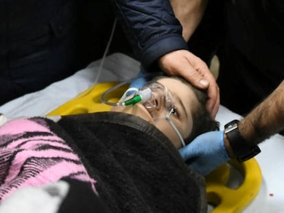 Una joven paciente recibe tratamiento tras ser rescatada después del mortífero terremoto en Hatay, Turquía.