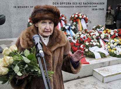 Helga Luther, de 85 años, una sobreviviente de los campos de concentración, habla durante una ceremonia en Sachsenhausen, al norte de Berlín