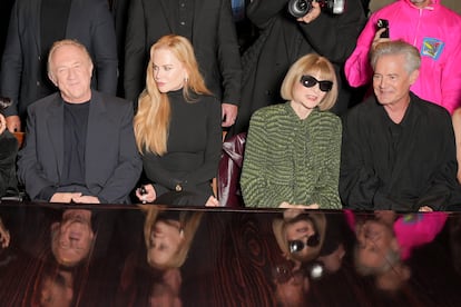 François-Henri Pinault, Nicole Kidman, Anna Wintour y Kyle MacLachlan en el desfile de Balenciaga Primavera-Verano 2025.