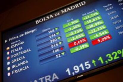 Vista de un panel de la Bolsa de Madrid que refleja la evoluci&oacute;n de la prima de riesgo de los pa&iacute;ses europeos. EFE/Archivo