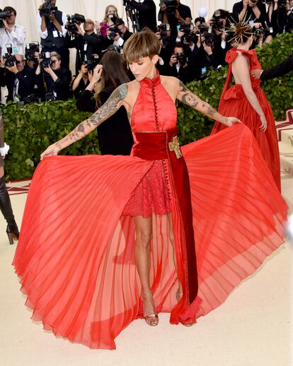 Ruby Rose completó su vestido rojo de transparencias con un fajín de terciopelo con cruz dorada.