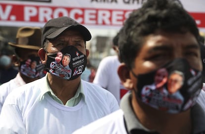 Simpatizantes escuchan hablar al candidato presidencial del partido Acción Popular, Yonhy Lescano, en el mercado de Caquetá en Lima, el 5 de abril.