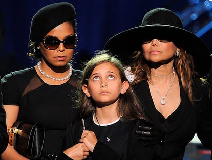 Paris Jackson (en el centro) con sus tías Janet Jackson (izquierda) y La Toya Jackson en el funeral de su padre, el músico Michael Jackson.