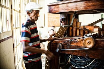 El manguitero repasa cada día los antiguos pistones de madera, uno por uno, ajustándolos, engrasando las manijas, repasando los tubos de aire…