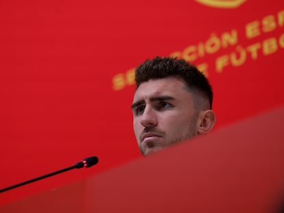 DOHA, 21/11/2022.- Aymeric Laporte, defensa de la selección española de fútbol, ofrece una rueda de prensa después del entrenamiento del conjunto este lunes en la Universidad de Catar, campo base del combinado español en Doha, Catar. EFE/JuanJo Martín
