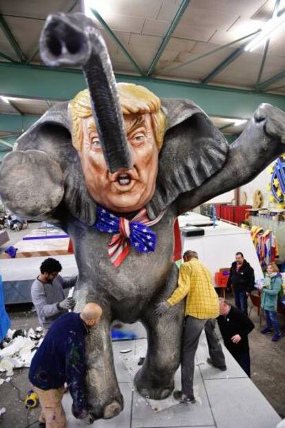 Figura satírica de Donald Trump en una de las carrozas del carnaval de Colonia, en Alemania.