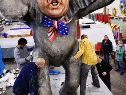 Figura satírica de Donald Trump en una de las carrozas del carnaval de Colonia, en Alemania. 