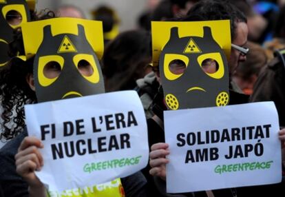 Manifestación contra las nucleares españolas en la plaza de Sant Jaume de Barcelona.