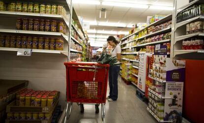 La recuperación aún no se deja sentir en supermercados como éste de Madrid.