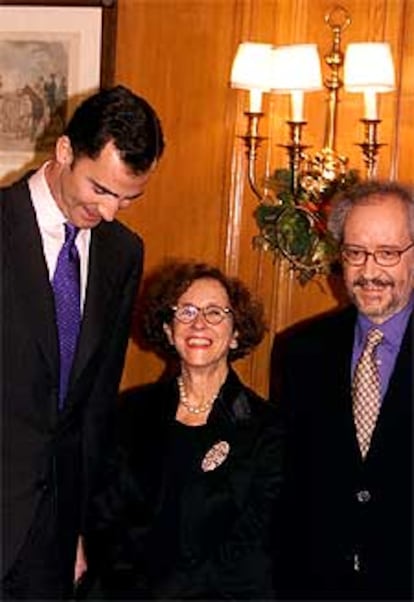 El príncipe Felipe, Sol Alameda y su marido, Emilio Martínez Lázaro.