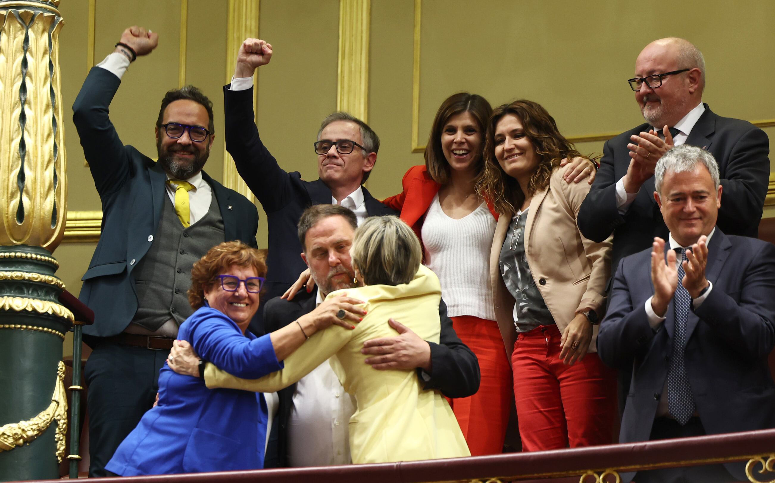 En la primera fila, la exconsejera de la Generalitat de Catalunya, Dolors Bassa; el presidente de ERC, Oriol Junqueras; y la expresidenta del Parlament Carme Forcadell, tras la aprobación de la ley de la amnistía. 