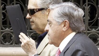 El empresario Rafael Naranjo (izquierda), a su salida de la Audiencia acompa&ntilde;ado de su abogado.