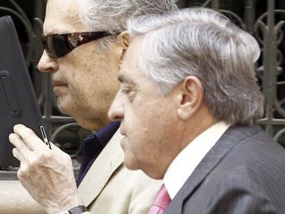 El empresario Rafael Naranjo (izquierda), a su salida de la Audiencia acompa&ntilde;ado de su abogado.