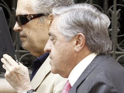 El empresario Rafael Naranjo (izquierda), a su salida de la Audiencia acompañado de su abogado.