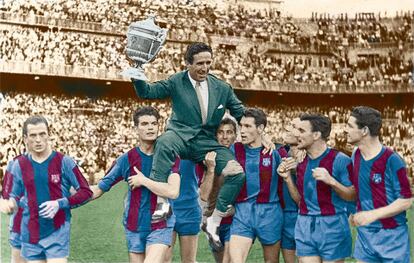 El entrenador del Barça Helenio Herrera a hombros de los jugadores del Barcelona tras haber ganado una Copa del Generalísimo, en 1959.