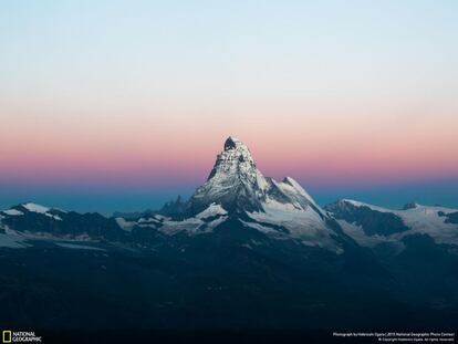 El monte Cervino, de 4.478 metros de altura, se ve así durante un amanecer en los Alpes (en la zona de Zermatt, Suiza). “El color del cielo cambia de morado a rojo, naranja, amarillo y finalmente azul”, explica Hidetoshi Ogata, autor de la instantánea.