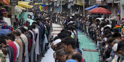 Un grupo de fieles oran durante el primer viernes del santo mes de ayuno de Ramadán, en Srinagar, el 10 de mayo de 2019.