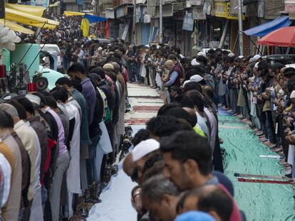 Un grupo de fieles oran durante el primer viernes del santo mes de ayuno de Ramadán, en Srinagar, el 10 de mayo de 2019.