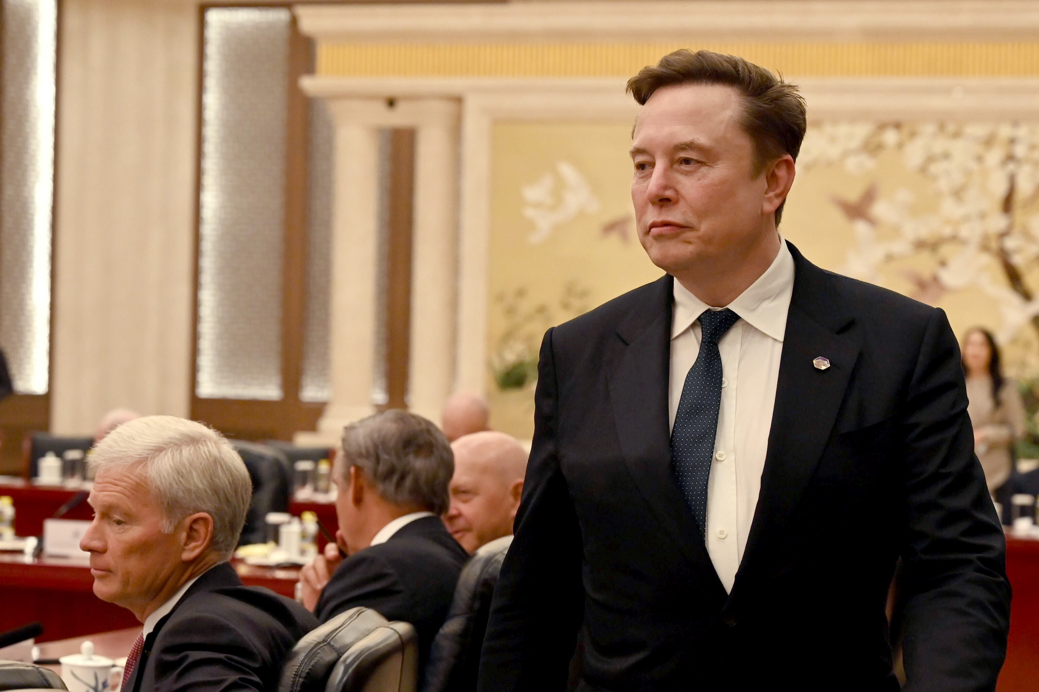 Zelenski condecora a Musk en plena polémica por el papel de Starlink en la guerra