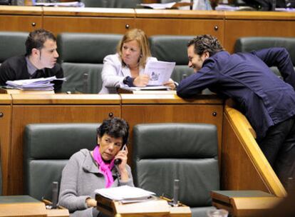 El parlamentario del PP Borja Sémper (de pie), conversa con los socialistas Miren Gallastegi y Oscar Rodríguez, junto a la consejera Isabel Celaá.