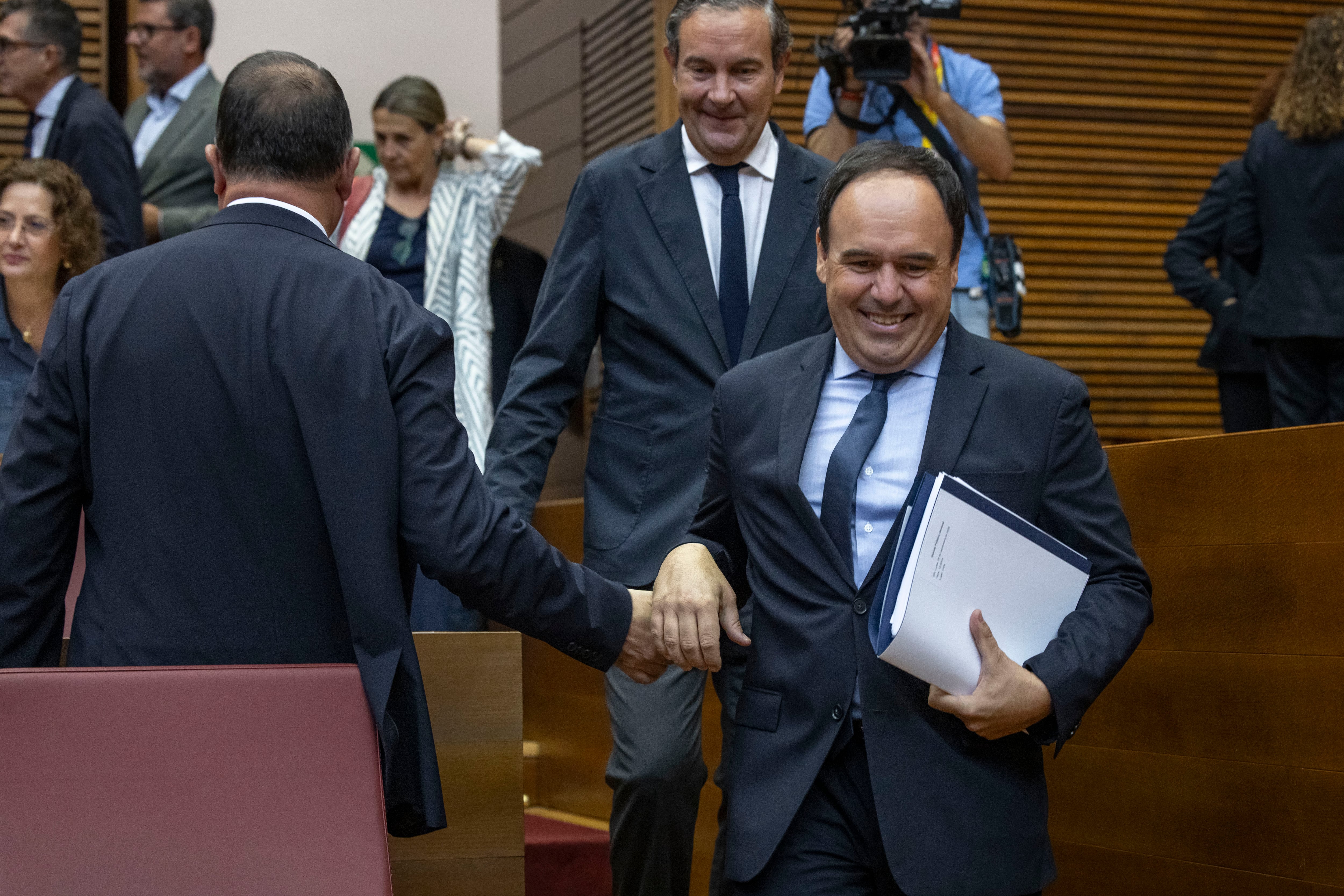 Juanfran Pérez Llorcan entra en el hemiciclo de Les Corts antes del debate del Política General, este lunes