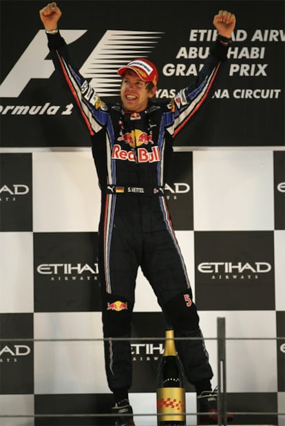 Sebastian Vettel, en el podio de Yas Marina.