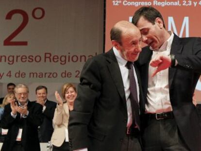 El secretario general del PSOE, Alfredo P&eacute;rez Rubalcaba (i), y el secretario general del PSM, Tom&aacute;s G&oacute;mez.